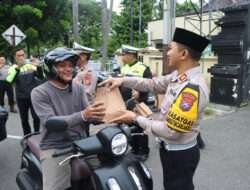 Hari Pertama Puasa Ramadhan, Polres Nganjuk Berbagi Takjil untuk Pengguna Jalan