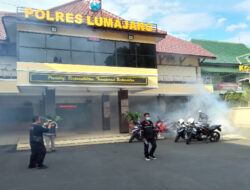 Sidokkes Polres Lumajang Lakukan Fooging Cegah DBD