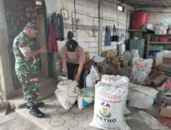 Babinsa Kwadungan Pantau Harga Sembako Di Wilayah Binaannya