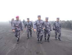Danlantamal V Dampingi Kasal Lepas Limed Pendidikan Komando Marinir di Gunung Bromo