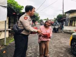 Semarakkan Bulan Ramadhan Polisi di Sidoarjo Berbagi Takjil