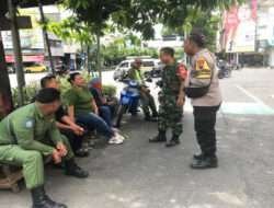 Wujudkan Wilayah Aman Dan Kondusif, Babinsa Bersama Bhabinkamtibmas Kepatihan Wetan Sambang Warga