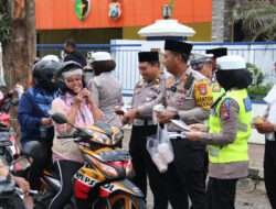 Ops Keselamatan Semeru 2024 di Bulan Ramadhan Polres Jember Berbagi Takjil Sambil Ajak Warga Tertib Lalin
