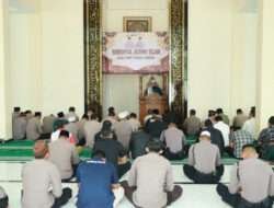 Polres Gresik Perkuat Karakter Melalui Binrohtal dan Tadarus bersama Ustadz Abdul Rouf