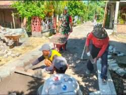 Babinsa Koramil 01/Ngawi Bantu Warga Pasang Paving