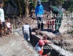 Bantu Warga, Babinsa Kodim 0802/Ponorogo Kerja Bakti Perbaiki Talud Jalan