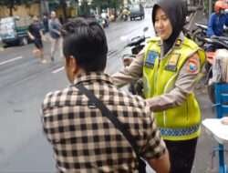 Raih Berkah Ramadhan Satlantas Polres Pelabuhan Tanjung Perak Berbagi Takjil