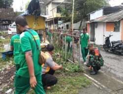 Bulan Puasa Tak Menyurutkan Babinsa Mangkubumen Kerja Bakti Bersihkan Lingkungan Bersama Warga