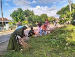 Ciptakan Lingkungan Bersih, Anggota Koramil Kendal Kerja Bakti Bersihkan Lingkungan