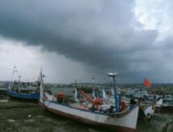 Musim Barat Akhirnya Tiba, Nelayan Kecil Lamongan Libur Total