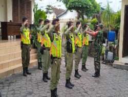 Tingkatkan Kemampuan Dan Kedisiplinan, Babinsa Joyotakan Latih PBB Kepada Linmas