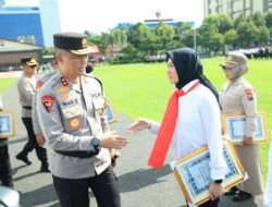 Pimpin upacara Hari Kesadaran Nasional Kapolda Jatim Beri Penghargaan 35 Anggota Berprestasi