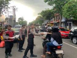 Ramadhan Berkah Polres Tulungagung Berbagi Takjil Jelang Buka Puasa