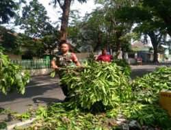 Peduli Kebersihan, Babinsa Manahan Laksanakan Kerja Bakti Bersama Rempas Kelurahan Manahan