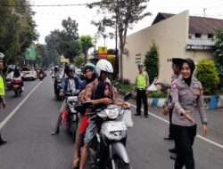 Polres Bondowoso Berbagi Takjil Sembari Edukasi Pengendara Tertib Lalu Lintas