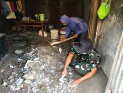 Manunggal Dengan Rakyat, Anggota Koramil 04/Jebres Gotong Royong Renovasi Rumah Warga