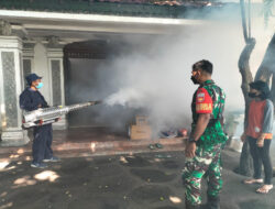 Peduli Kesehatan Warga, Babinsa Sriwedari Bersama Dinas Kesehatan Laksanakan Fogging