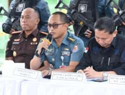 Asintel Danlantamal V Ikuti Konferensi Pers Hasil Operasi Pengamanan Peredaran Hasil Hutan Kayu Ilegal di Surabaya