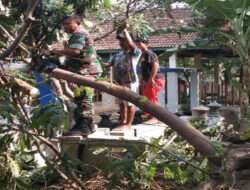 Kegiatan Ramadhan Dimanfaatkan Babinsa Banjarsari Bersama Warga Bersihkan Lingkungan