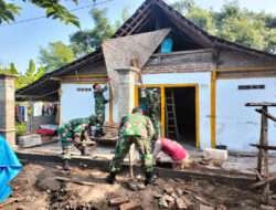 Bentuk Kepedulian Kepada Warga Binaannya, Anggota Koramil Kwadungan Bantu Rehab Rumah