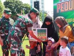 Irdam memberikan nutrisi tambahan untuk keluarga anak rentan stunting usai upacara penutupan TMMD Reg 119 Kodim 0725/Sragen