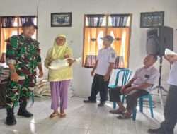 Dampingi Penyaluran Beras, Babinsa Koramil 0801/12 Pringkuku Bantu Ringankan Beban Masyarakat
