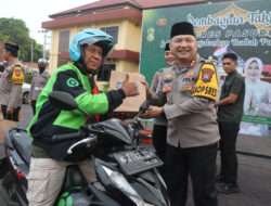 Semarak Ramadhan, Polres Pasuruan Bagi Takjil Gratis ke Pengendara