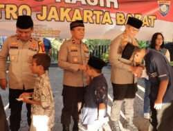 Polres Jakbar Bersama Polsek Kalideres Bagikan 250 Takjil dan Santunin 150 Anak Yatim
