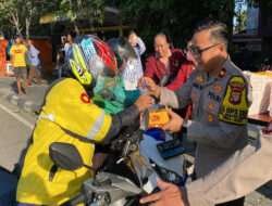 Polsek Metro Tamansari: Kolaborasi Kepolisian dan Mahasiswa Berbagi Takjil