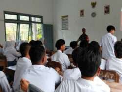 Giat Pesantren Kilat, Babinsa Bringin Berikan Wasbang Siswa SMKN