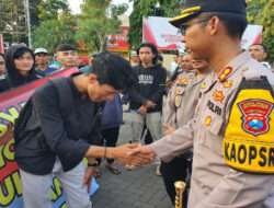 Ramadhan Berkah Kapolres Situbondo Berbagi Takjil untuk Massa Unras AMPD