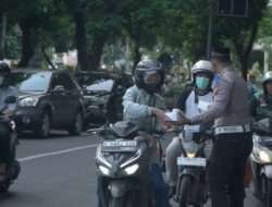 Sat Lantas Polres Gresik Bagikan Takjil Sambil Himbau Bertib Berlalu Lintas