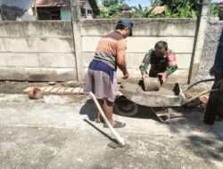 Bahu Membahu Dengan Warga Babinsa Perbaiki Talud Jalan