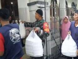 Babinsa Koramil Semampir Bersama Pengurus Masjid Bagikan Takjil Ramadhan