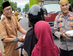 Semarak Ramadhan, IWO dan Polres Soppeng Bagi Takjil ke Pengendara