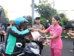 Ramadhan Berkah, Polres Kediri Kota dan Bhayangkari Berbagi Takjil Jelang Berbuka Puasa