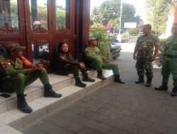 Pantang Kendur di Hari Libur, Babinsa Kratonan Selipkan Loyalitas Dan Disiplin Pada Linmas