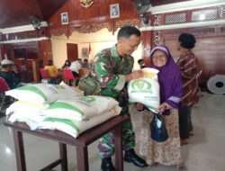 Peran Aktif Babinsa Kepatihan Wetan Bantu Pendistribusian Bantuan Pangan (Beras)
