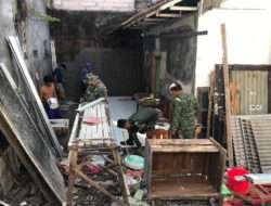 Wujudkan Rumah Layak Huni, Babinsa Koramil 04/Jebres Gotong Royong Bantu Rehab Rumah Milik Purnawirawan TNI AD Yang Rusak