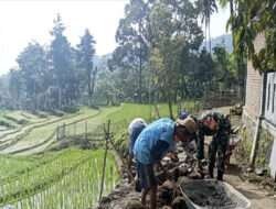 Wujud Kebersamaan, Babinsa Ngrambe Bersama Warga Gotong-Royong Benahi Saluran Irigasi