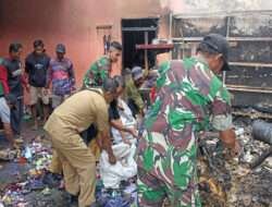 Peduli Sesama, Babinsa Koramil 0801/03 Arjosari Bantu Bersihkan Puing-Puing Sisa Kebakaran