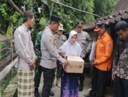 Pasca Gempa Polres Tuban bersama BPBD Beri Bantuan Warga Terdampak