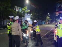 Patroli Sahur Ramadhan Polres Bojonegoro Berbagi Nasi Kotak Untuk Warga