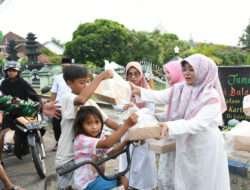 Semarak Ramadhan dan Peringati HUT ke 78 Persit Tahun 2024, Anggota Persit KCK Cab. XVI Dim Ponorogo Bagi Takjil Gratis