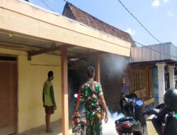 Cegah Demam Berdarah, Babinsa Koramil 04/Padas Dampingi Fogging