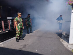 Cegah Demam Berdarah,Babinsa Sriwedari Dampingi Dinas Kesehatan Basmi Sarang Nyamuk Dengan Cara Fogging