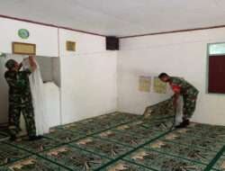 Tingkatkan Ibadah, Koramil 0801/11 Donorojo Gotong Royong Bersihkan Masjid