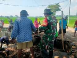 Wujud Kemanunggalan, Babinsa Bantu Warga Perbaiki Gorong-Gorong