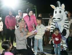 Tiba di Pulau Bawean, Kapolres Gresik langsung Hibur Anak-Anak Korban Gempa di Bawean