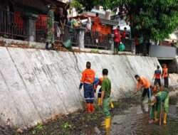 Cegah Tangkal Bencana Banjir, Babinsa Bersama Linmas Dan Warga Laksanakan Pembersihan Kali Pepe